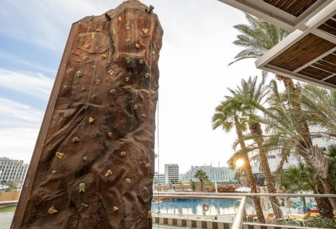 קיר טיפוס, מלון וורט אילת (צילום:  איה בן עזרי)