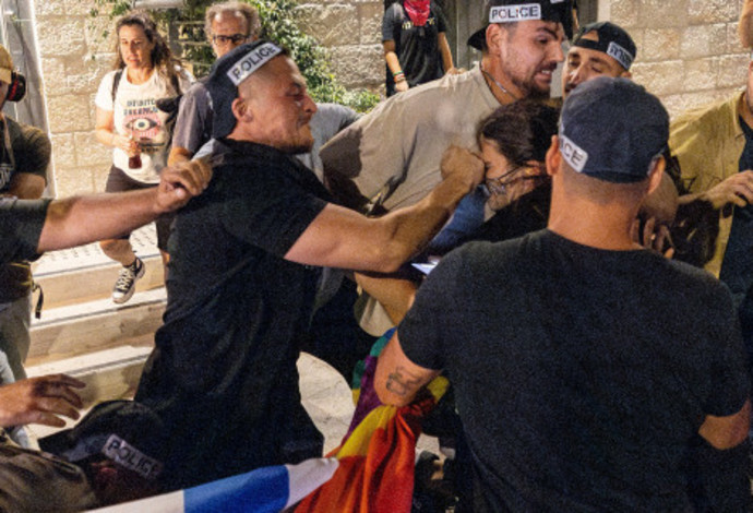 שוטר מטיח אגרוף במפגינה בירושלים (צילום:  יונתן זינדל, פלאש 90)