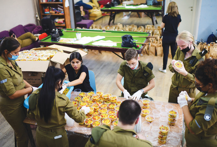 מתנדבי עמותת אלון ואלה צילום ארכיון  (צילום:  תומר נויברג פלאש 90)