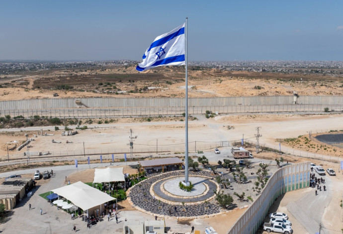 דגל ישראל שהונף מול רצועת עזה (צילום:  אמנון זיו)