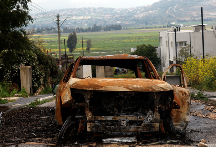 פגיעת רקטה בצפון (צילום:  REUTERS/Carlos Garcia Rawlins)