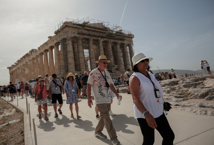 תיירים בגל החום האחרון באתונה (צילום:  REUTERS)