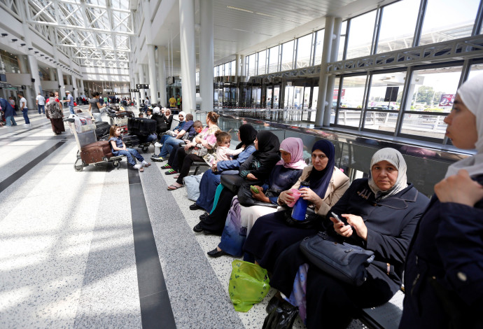 פליטים סורים מחכים בשדה התעופה רפיק אל חרירי ביירות שבלבנון (צילום:  REUTERS/Jamal Saidi)