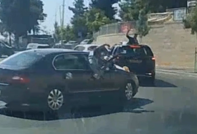 הנשק המונף בירושלים (צילום:  דוברות המשטרה)