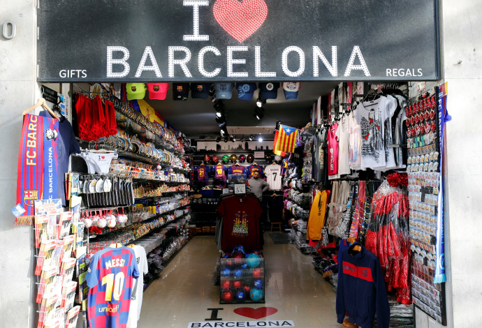 חנות מזכרות בברצלונה (צילום:  REUTERS)