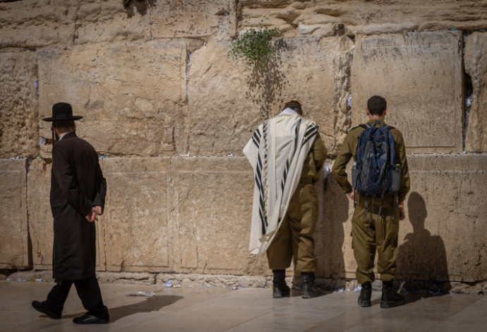 חיילים ואדם חרדי בכותל המערבי (צילום:   חיים גולדברג, פלאש 90)