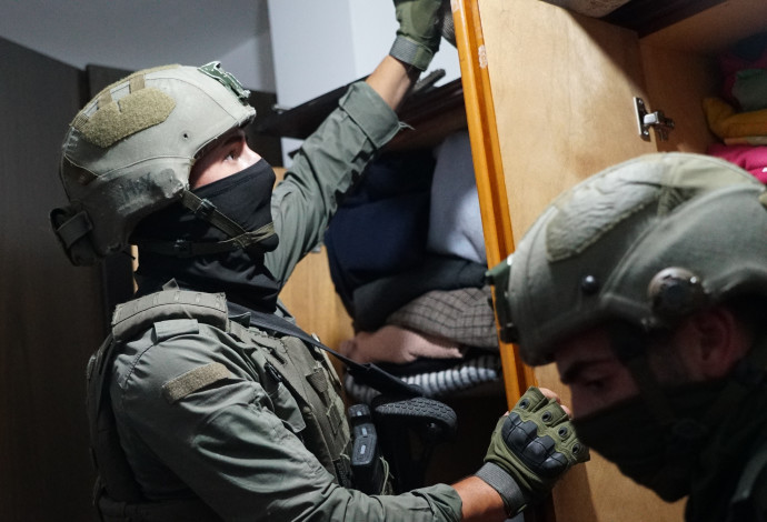 מעצר באיו"ש (צילום:  דוברות המשטרה)