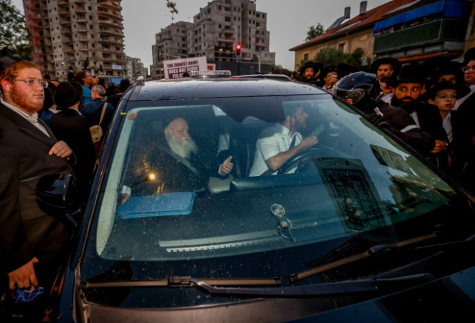 מפגינים חוסמים את רכבו של השר יצחק גולדקנופף בהפגנה נגד חוק הגיוס (צילום:   חיים גולדברג, פלאש 90)