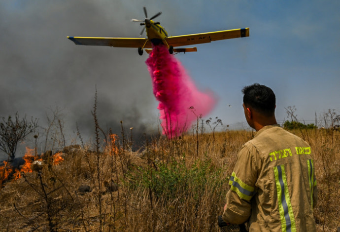 מאמצי כיבוי שריפה באזור קצרין - כתוצאה ממטחי רקטות (צילום:  מיכאל גלעדי, פלאש 90)