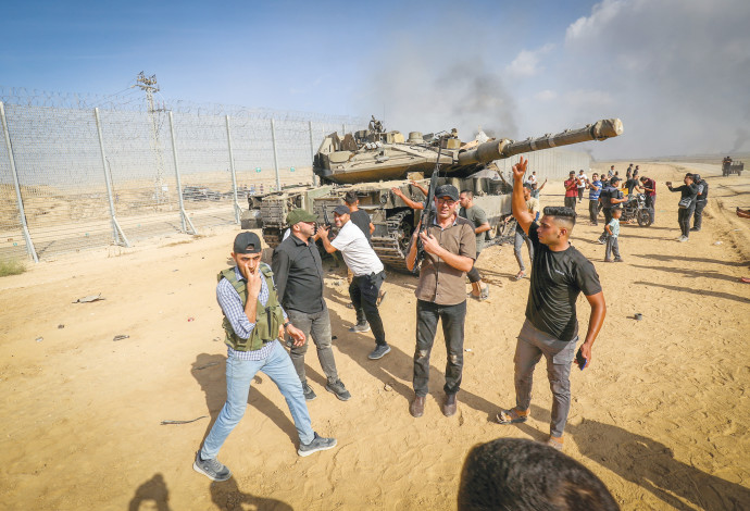 פלסטינים לאחר שחצו את גדר הגבול עם ישראל ברצועת עזה (צילום:  פלאש 90)