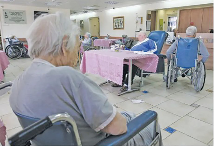 קשישים בבית אבות (צילום:  אנה קפלן, פלאש 90)