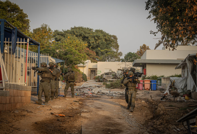 כוח ימ"מ סורקים את קיבוץ בארי - 22 באוקטובר (צילום:  חיים גולדברג, פלאש 90)