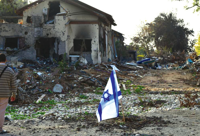 סיור עם משפחות החטופים בקיבוץ בארי (צילום:  אבשלום ששוני)