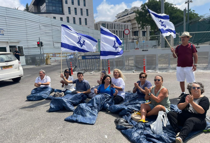 מפוני הצפון מוחים (צילום:  מטה נלחמים על הצפון)