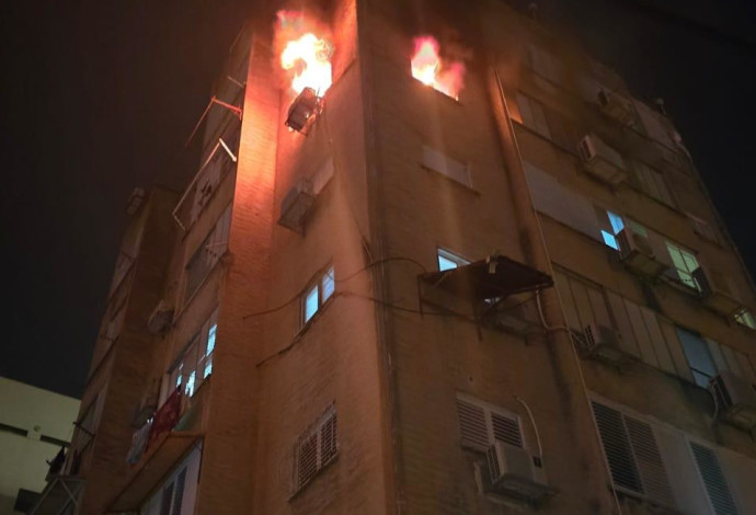שריפה בדירה ברחוב אהרונסון בפתח תקווה (צילום:  עומר שפירא, דוברות כבאות והצלה)