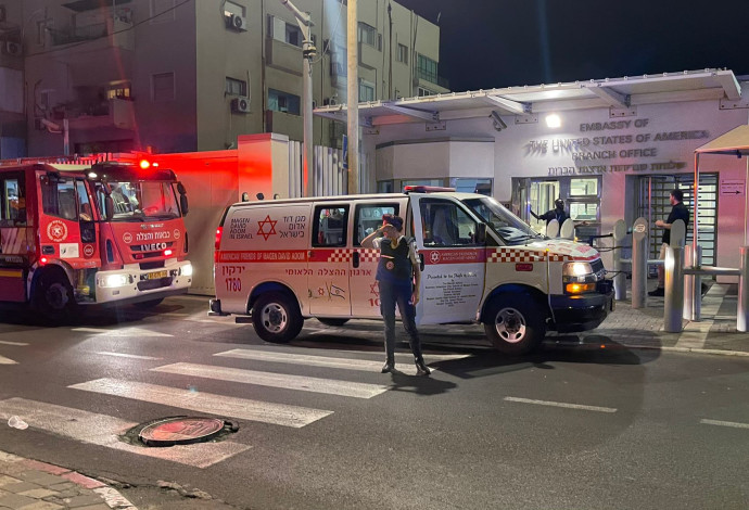 רכב מד"א וכיבוי והצלה ליד שגרירות ארה"ב, פיצוץ בתל אביב (צילום:  נועם פלקאסא/TPS)