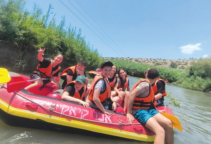 ילדים מפונים בטיול (צילום:  באדיבות פורום סאמר קאמפ ישראל)