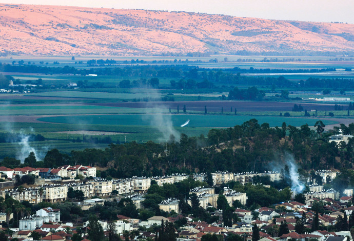 שן מיתמר מעל קריית שמונה בעקבות מתקפת רקטות (צילום:  דוד כהן פלאש 90 )