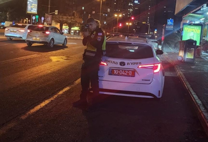שוטר במהלך בדיקת מהירות (צילום:  דוברות המשטרה)