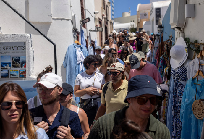 תיירים ברחובות סנטוריני (צילום:  REUTERS)