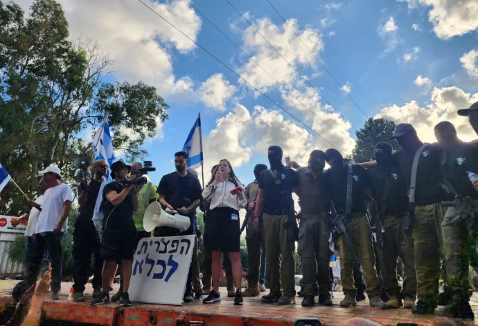 טלי גוטליב בהפגנה מחוץ לבסיס בית ליד (צילום:  מאור בכר)