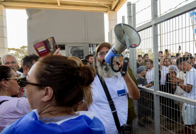 מפגינים פורצים לבסיס הצבאי שדה תימן (צילום:  דודו גרינשפן, פלאש 90)
