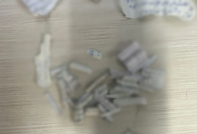 הפתקים שנתפסו (צילום:  דוברות המשטרה)