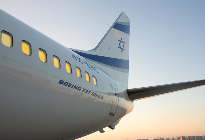 תאורת מטוס אל על נצבעה בצהוב (צילום:  אלון טלמור)