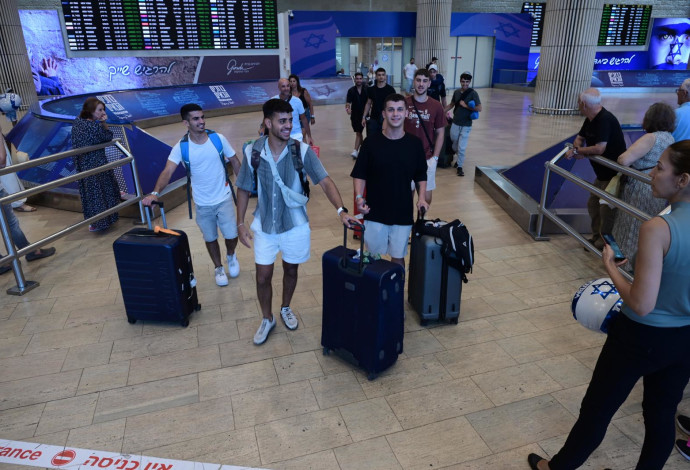 נוסעים בנתב"ג, חוזרים לארץ (צילום:  אבשלום ששוני)