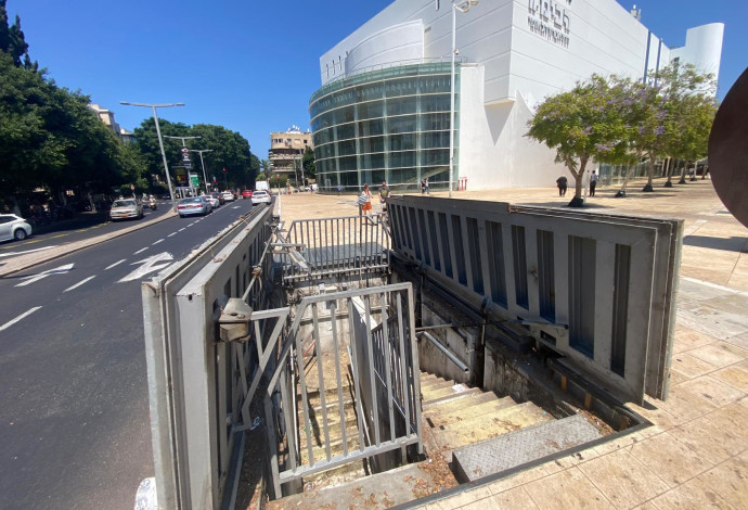 מקלט שנפתח בסמוך לתיאטרון "הבימה" בתל אביב (צילום:  אבשלום ששוני)