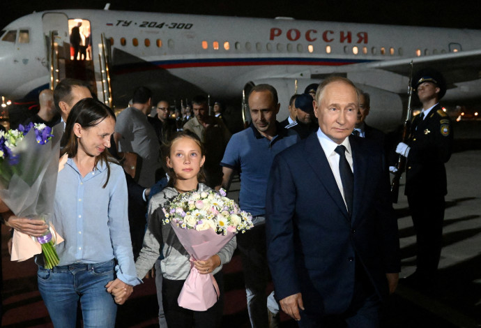 משפחת המרגלים נוחתת ברוסיה  (צילום:  Sputnik/Kirill Zykov/Pool via REUTERS)