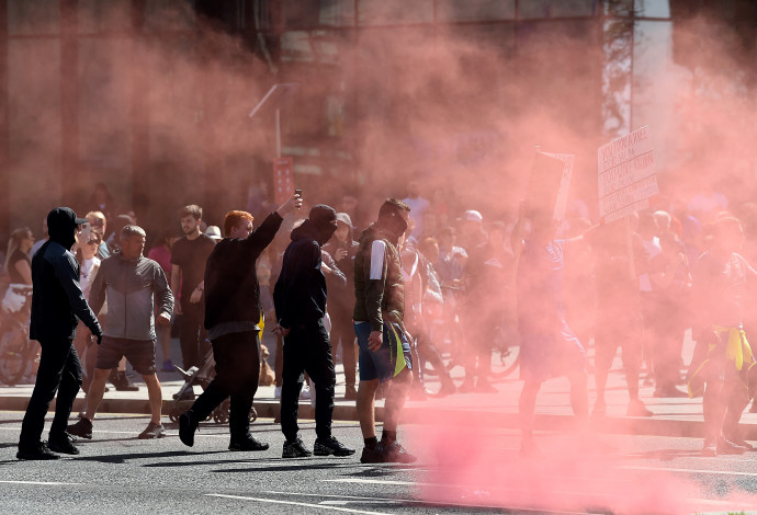 מהומות בבריטניה (צילום:  PETER POWELL/AFP via Getty Images)