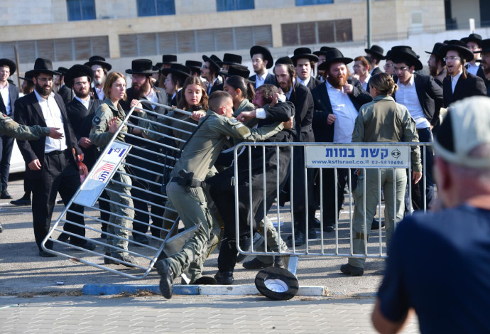 הפגנה סוערת מול הבקו"ם (צילום:  אבשלום ששוני)