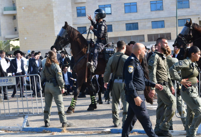 כוחות משטרה גדולים ופרשים בהפגנה (צילום:  אבשלום ששוני)