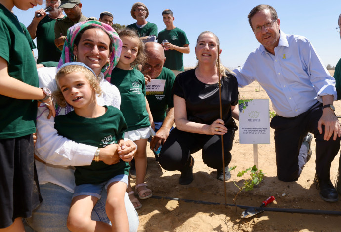  הנשיא יצחק הרצוג ורעייתו מיכל, יחד עם טליה ויצן אשתו של עמיחי ז"ל וילדיהם (צילום: רונן טופלברג)