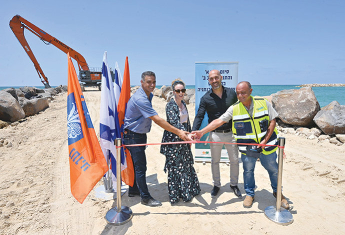 הקמת שוברי הגלים (צילום:  רן אליהו)