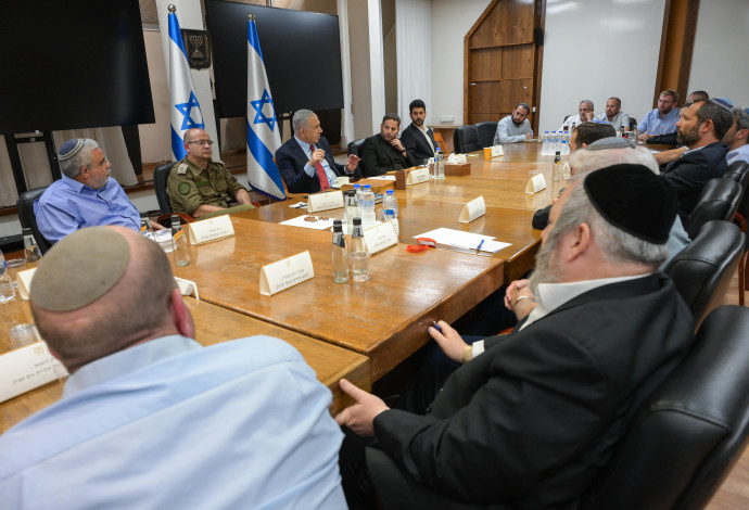 בנימין נתניהו עם ראשי הרשויות מיהודה ושומרון (צילום:  מעיין טואף/לע״מ)