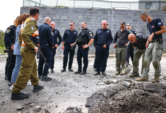מקום נפילת רקטה בקרית שמונה (צילום:  דוד כהן, פלאש 90)