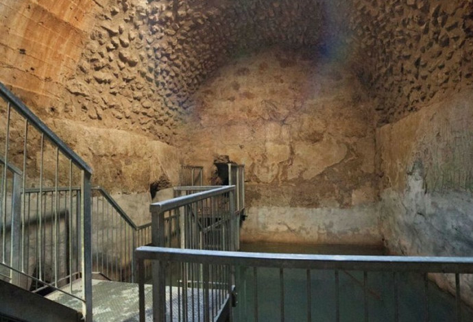נקבת המים בעין קובי (צילום:  אדווה ברעם, ארכיון הצילומים של קק״ל)