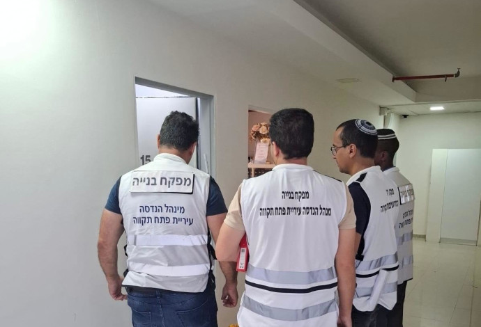 האגף לפיקוח על הבנייה בעת מימוש צווי כניסה שיפוטיים (צילום:  עיריית פתח תקווה)