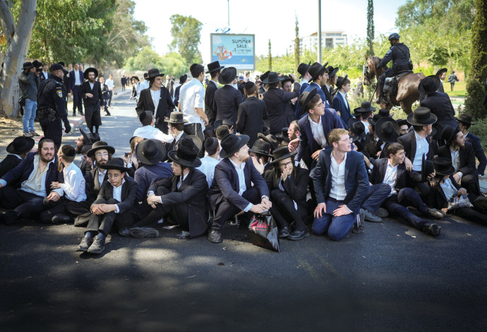 חרדים מפגינים מחוץ לבקו"ם (צילום:   אריק מרמור, פלאש 90)