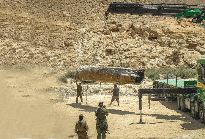 פינוי שרידי טיל איראני באפריל (צילום:   אריק מרמור, פלאש 90)