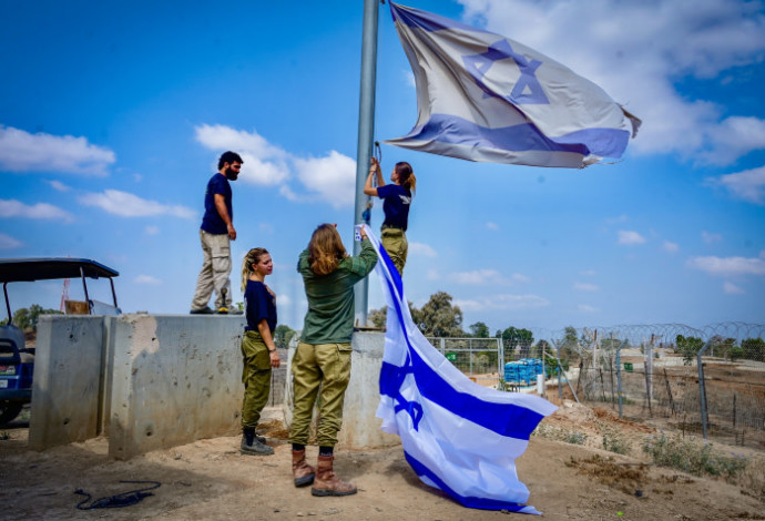 הנפת הדגל בניר עם (צילום:  אבשלום ששוני)