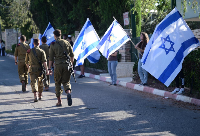 דגלי ישראל בכניסה לבית העלמין הצבאי  (צילום:  אבשלום ששוני)