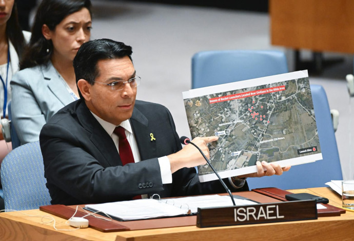 דני דנון באו"ם עם תמונה שמוכיחה שחיזבאללה ירה לישראל בסמוך לבסיס יוניפי"ל (צילום:  דוברות שגריר ישראל באו"ם)