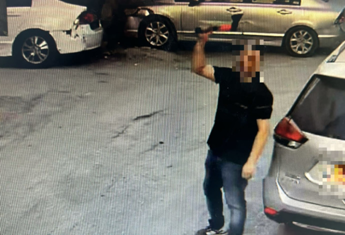 תושב מחנה הפליטים שועפאט אוחז בגרזן באמצעותו תקף את אחיו (צילום:  דוברות המשטרה)