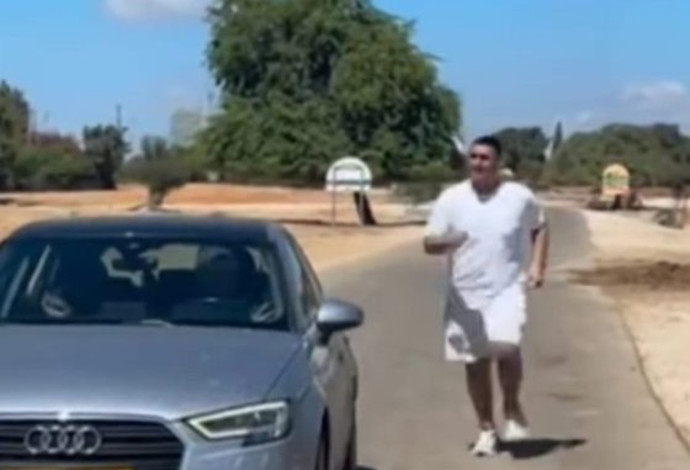 מבקר בספארי רץ לצד ההיפופוטמים והזברות (צילום:  מסך)
