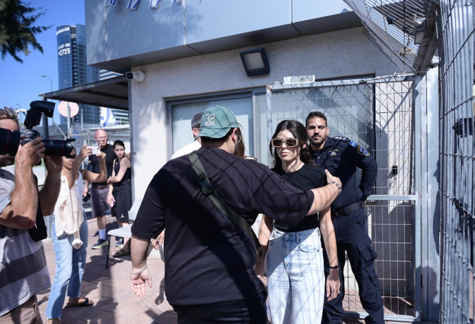 החשודה בהשלכת חול על בן גביר (צילום:  אבשלום ששוני)