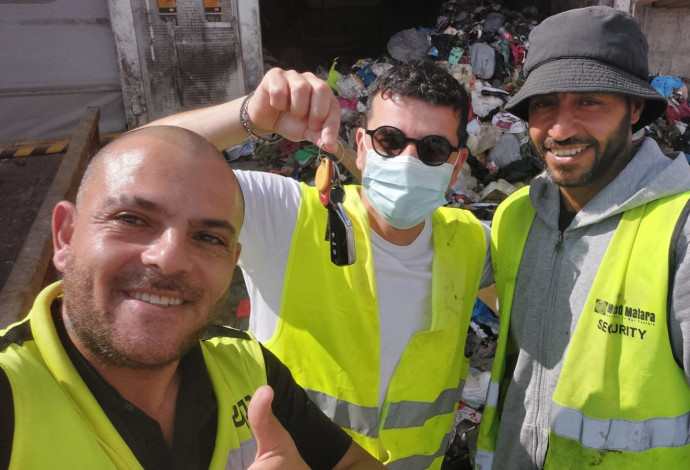 חזי נקאש מפקח בדודאים, דודי אוחיון, תושב בני שמעון עם המפתחות שנמצאו ווויסאם טווילא (צילום:  חזי נקאש)