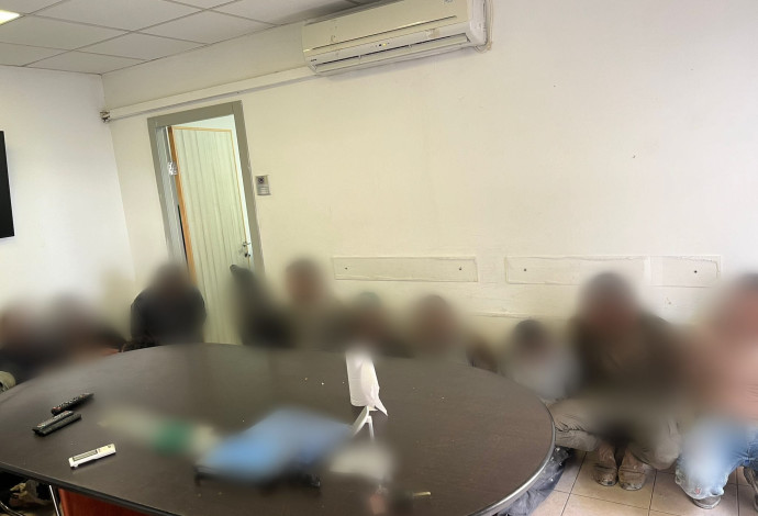 שב"חים בגבעתיים (צילום:  דוברות המשטרה)